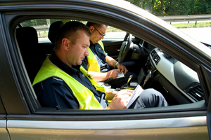 w policyjnym bmw siedzą policjanci ruchu drogowego