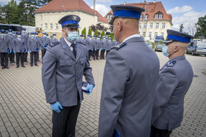 Komendant wręcza wyróżnienie policjantowi