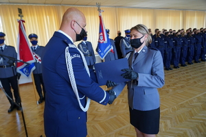 Policjantka odbiera wyróżnienie.