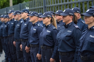 umundurowani policjanci stoją w dwuszeregu