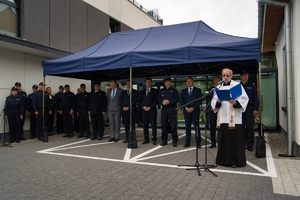 ksiądz przemawia do uczestników uroczystości