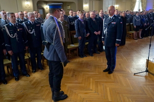 policjant melduje Komendantowi zakończenie uroczystości