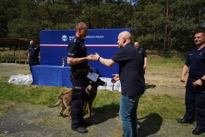 Wręczenie nagród - policjanci i psy.