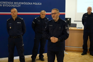 Naczelnik przemawia do funkcjonariuszy