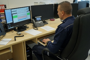 policjant siedzi przed monitorem
