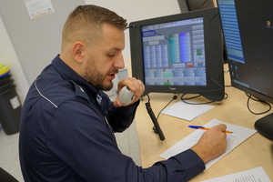 policjant siedzi przed monitorem