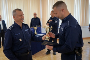 Komendant gratuluje zwycięzcom i podaje puchary