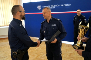 Komendant gratuluje zwycięzcom i podaje puchary