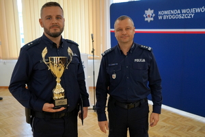 Komendant gratuluje zwycięzcom i podaje puchary