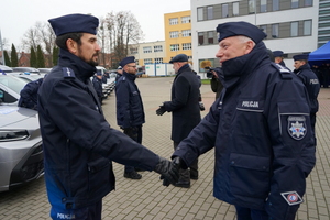 Przekazanie policjantom kluczyków do nowych pojazdów