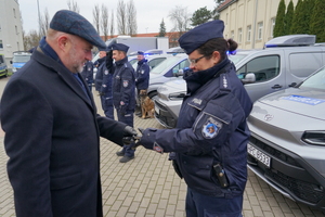 Przekazanie policjantom kluczyków do nowych pojazdów
