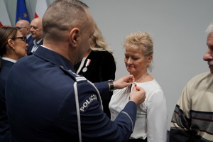 wyróżnieni otrzymują odznaczenia od Komendanta