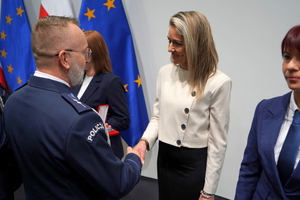 wyróżnieni otrzymują odznaczenia od przedstawiciela związków zawodowych