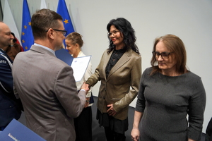 wyróżnieni otrzymują gratulacje od Wojewody