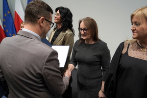 wyróżnieni otrzymują gratulacje od Wojewody