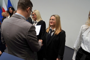 wyróżnieni otrzymują gratulacje od Wojewody