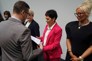 wyróżnieni otrzymują gratulacje od Wojewody