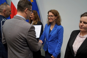 wyróżnieni otrzymują gratulacje od Wojewody