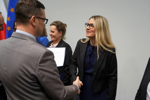 wyróżnieni otrzymują gratulacje od Wojewody