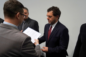 wyróżnieni otrzymują gratulacje od Wojewody