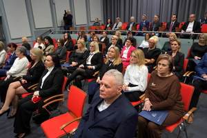 ujęcia na osoby siedzące na krzesłach