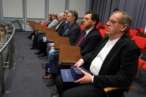 ujęcia na osoby siedzące na krzesłach