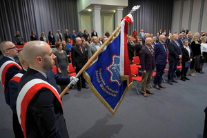 ujęcie na stojących gości oraz poczet sztandarowy cywili