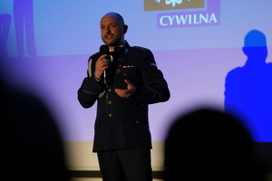 ujęcie na śpiewającego policjanta