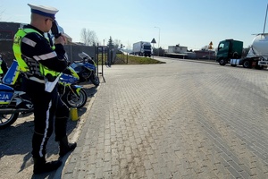 Policjanci ruchu ruchu drogowego kontrolują uczestników ruchu