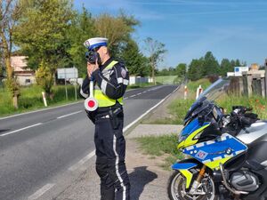 Policjanci ruchu drogowego podczas wykonywania czynności na drodze