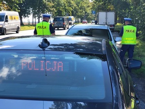 Policjanci ruchu drogowego podczas wykonywania czynności na drodze