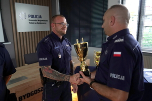 oficjalnie zakończenie zawodów. Komendant wręcza puchary zwycięzcom