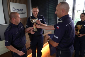 oficjalnie zakończenie zawodów. Komendant wręcza puchary zwycięzcom