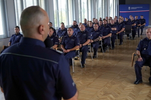 oficjalnie zakończenie zawodów. Komendant wręcza puchary zwycięzcom