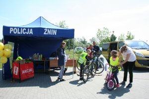 policjanci przy namiocie, w którym znakowane są rowery