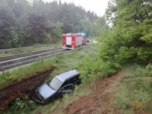 samochód marki Opel Astra w rowie