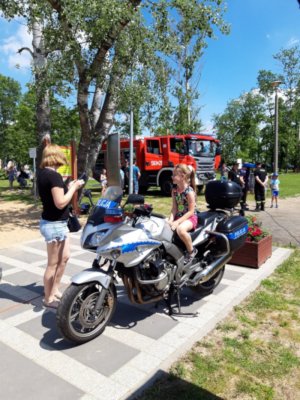 dziewczynka na motocyklu policyjnym