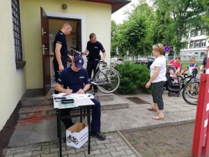 policjant znakuje rower