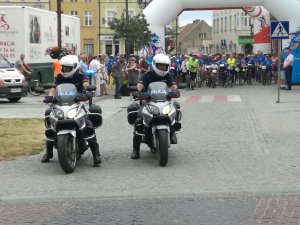 policjanci  na motorach zabezpieczają rajd