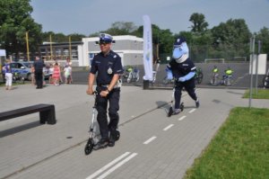 Polfinek i policjant jadą na hulajnodze