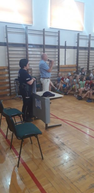 Dyrektor szkoły wita uczestników koloni