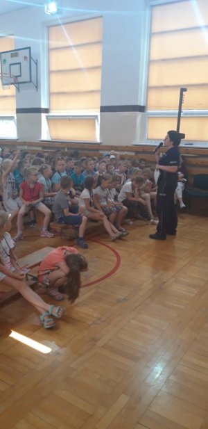 policjantka wygłasza prelekcję