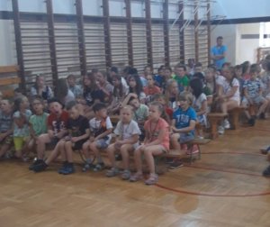 uczestnicy podczas spotkania z policjantką