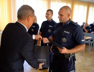 Przedstawiciel Komendy Wojewódzkiej Policji w Bydgoszczy wręcza list gratulacyjny mł. asp. Dawidowi Superczyńskiemu za zajęcie pierwszego miejsca w konkursie