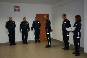 Zastępca Komendanta Wojewódzkiego Policji w Bydgoszczy insp. Artur Malinowski w obecności kadry kierowniczej KPP Żnin składa życzenia i gratulacje  nowemu zastępcy Komendanta Powiatowego Policji w Żninie