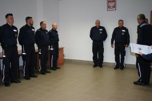 Zastępca Komendanta Wojewódzkiego Policji w Bydgoszczy insp. Artur Malinowski w obecności kadry kierowniczej KPP Żnin składa życzenia i gratulacje  nowemu zastępcy Komendanta Powiatowego Policji w Żninie