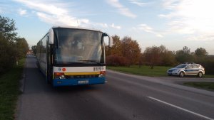 Na drodze autobus. Z lewej strony widoczny radiowóz.