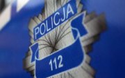 Napis &quot;Policja  112&quot; na drzwiach radiowozu