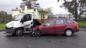 Uszkodzony w wyniku wypadku samochód osobowy i ciężarowy.