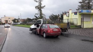 Widok miejsca wypadku od strony jezdni. Na lewym pasie ruchu dwa pojazdy, które się zderzyły.